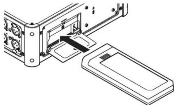 TASCAM HS-P82 - Die Batteriekassette oder einen NP-Akku einlegen - 1