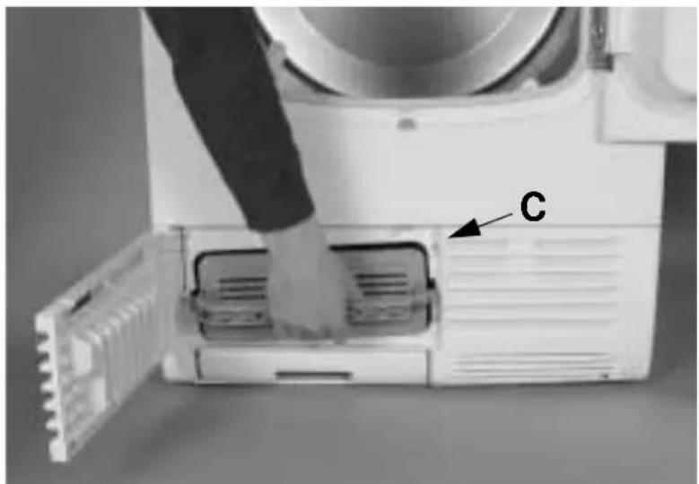 WHIRLPOOL AWZ 9816 - Wärmetauscher mindestens vierteljährlich wie folgt reinigen: - 2