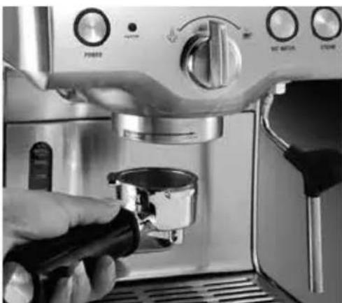 Gastroback Design Espresso Advanced 42609 - Den Filterhalter einsetzen - 1