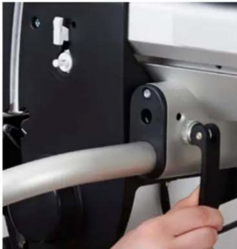 BERNINA Q 24 - Vordere Handführungen montieren und Arretierungshebel einstellen - 3