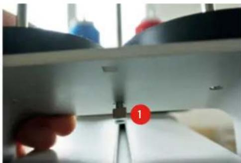 BERNINA Q 24 - Garnrollenhalter montieren - 2