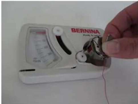 BERNINA Q 24 - Unterfadenspannung einstellen - 1