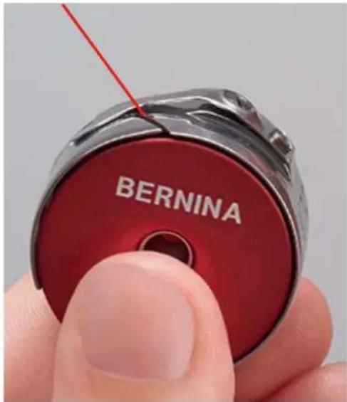 BERNINA Q 24 - Unterfaden einfädeln - 2