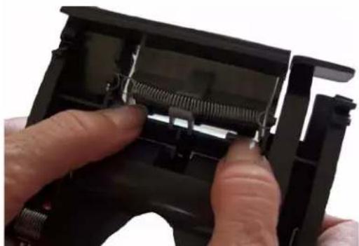 KODAK i1320 - Auswechseln des Trennmoduls und der Rollengummis - 6