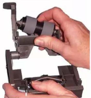 KODAK i1320 - Auswechseln des Trennmoduls und der Rollengummis - 4