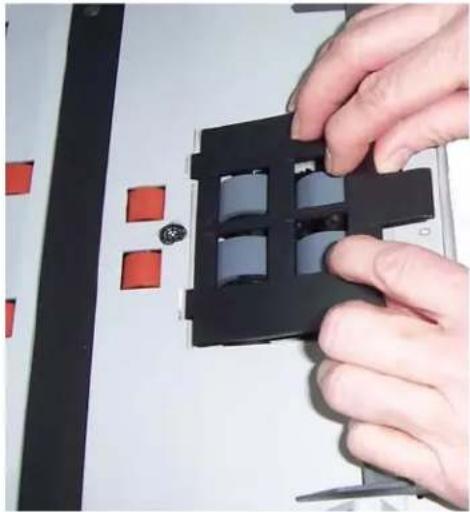 KODAK i1320 - Auswechseln des Vortrenn-Pads - 3