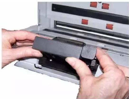 KODAK i1320 - Auswechseln des Trennmoduls und der Rollengummis - 1