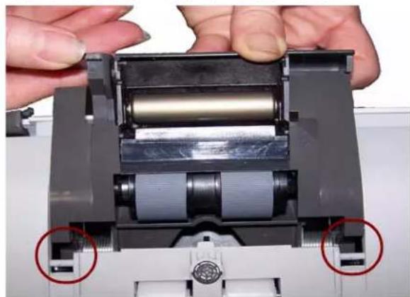 KODAK i1320 - Auswechseln des Trennmoduls und der Rollengummis - 2