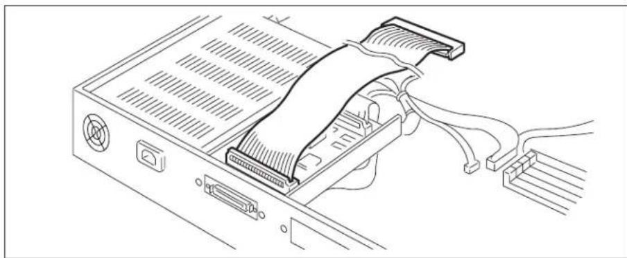 YAMAHA A3000 - Die Oberabdeckung an beiden Seiten greifen und gerade nach hinten abziehen (über die die Rückplatte) und abnehmen. - 2