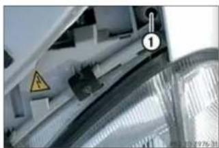 Mercedes-Benz SLK 320 (2003) - VordereLampenwechseln - 1