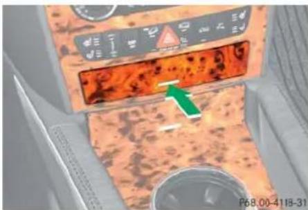 Mercedes-Benz ML 550 (2008) - Storage compartment in front center console - 2