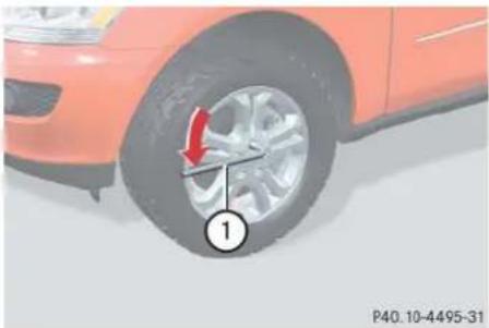 Mercedes-Benz ML 550 (2008) - Changing wheel on a slight incline - 2