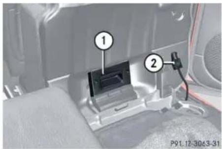 Mercedes-Benz ML 550 (2008) - Removing rear seat cushions - 1