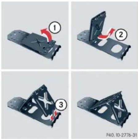 Mercedes-Benz ML 550 (2008) - Setting up the collapsible wheel chock - 1