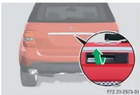 Mercedes-Benz ML 550 (2008) - Opening the tailgate from the outside - 1