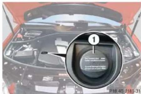 Mercedes-Benz ML 550 (2008) - Adding engine oil - 1