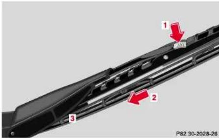 Mercedes-Benz E430 (2000) - Replacing wiper blade insert - 1