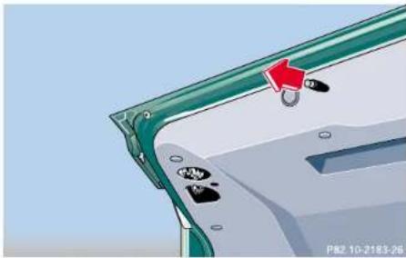 Mercedes-Benz E430 (2000) - Replacing wiper blade insert - 3