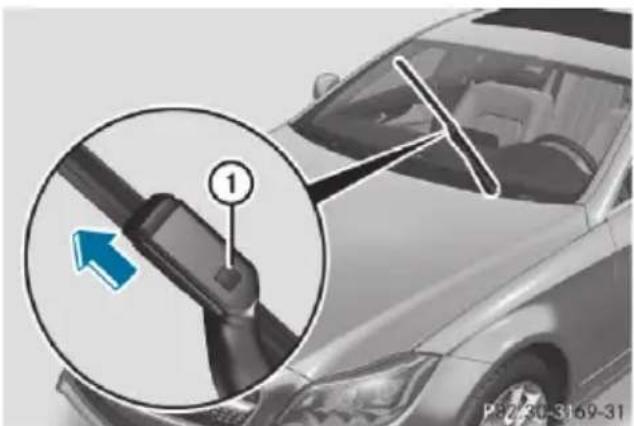 Mercedes-Benz CLS (2016) - Removing the wiper blades - 1