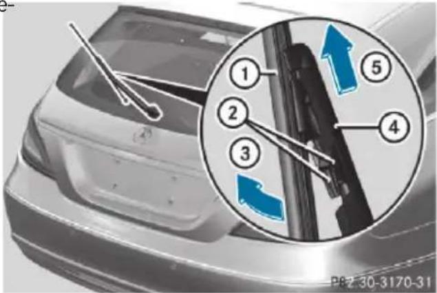 Mercedes-Benz CLS (2016) - Fitting the wiper blades - 1