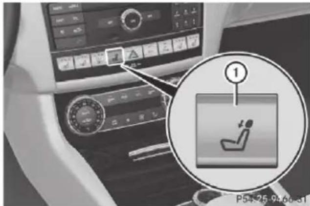 Mercedes-Benz CLS (2016) - Lowering the rear seat head restraints from the front - 1