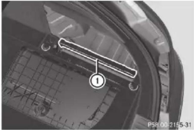 Mercedes-Benz CLS (2016) - Removing the warning triangle - 1