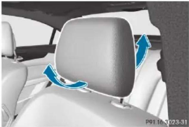 Mercedes-Benz CLS (2016) - Adjusting the head restraint height - 2