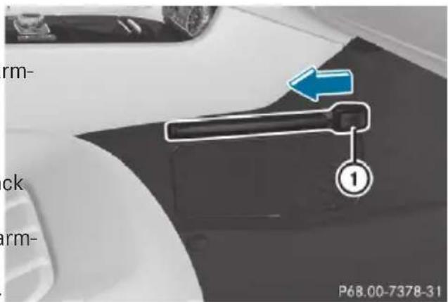 Mercedes-Benz CLS (2016) - Cup holder in the rear seat armrest - 2