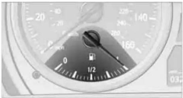 BMW 328i xDrive (2010) - Fuel gauge - 1