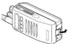 KENWOOD TK-2140 - INSTALLIEREN/ ABNEHMEN DER (OPTIONALEN) WIEDER AUFLADBAREN AKKUS BZW. DER ALKALINE-BATTERIEN - 2