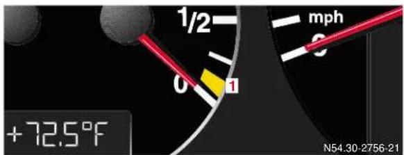 Mercedes-Benz CLK Coupe (2001) - Fuel reserve and fuel cap placement warning - 1