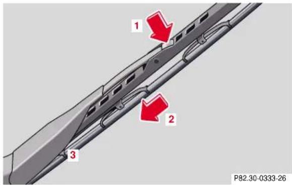 Mercedes-Benz CLK Coupe (2001) - Replacing wiper blade insert - 1