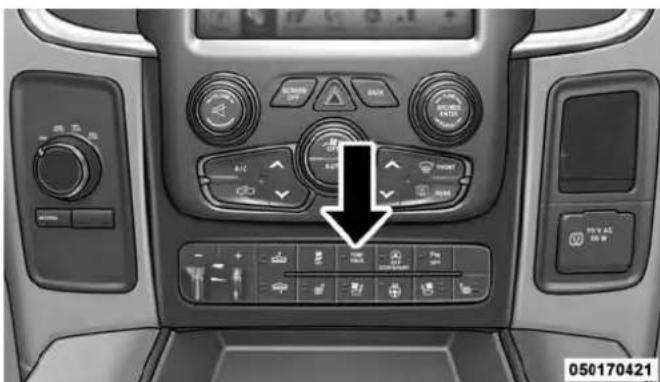 Control panel of a vehicle showing dashboard and infotainment gauges with Chinese labels and a black arrow pointing to a display.