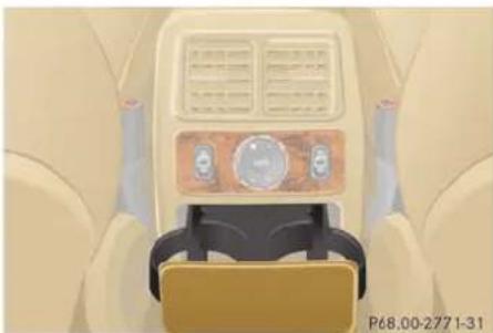 Mercedes-Benz ML-Class (2003) - Closing the cup holder - 1