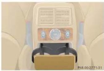 Mercedes-Benz M-Class (2004) - Closing the cup holder - 1