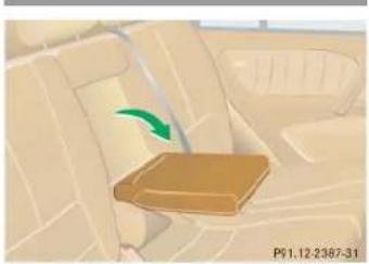 Mercedes-Benz M-Class (2004) - Closing the cup holder - 2