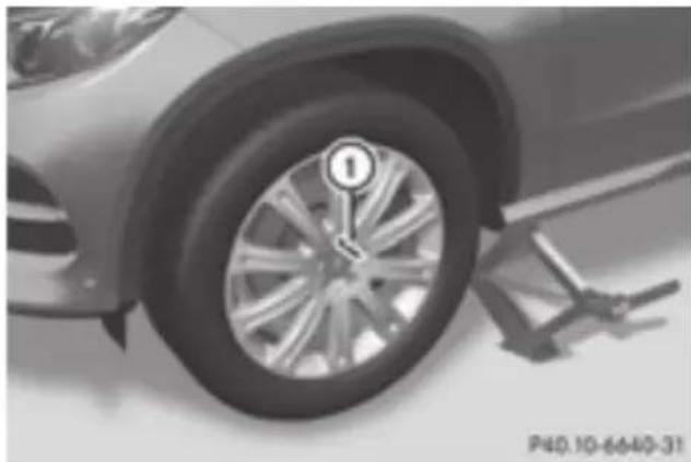 Mercedes-Benz GLE-Class AMG (2017) - Removing a wheel - 1
