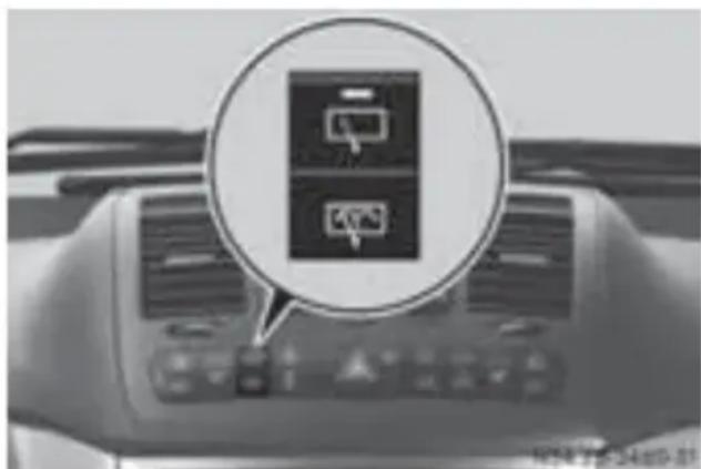 Mercedes-Benz V-Class (2011) - フロントウインドウォッシャーを噴射する - 1