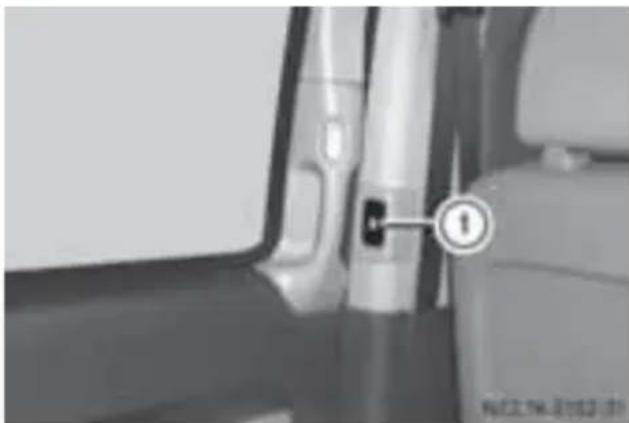 Mercedes-Benz V-Class (2011) - 左右 B ピラーのスイッチによる操作 - 1
