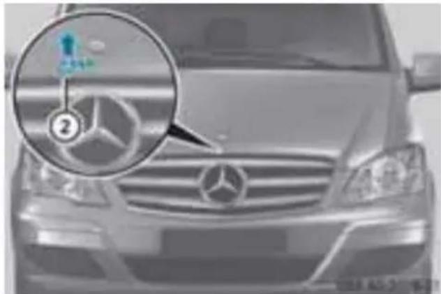 Mercedes-Benz V-Class (2011) - ボンネットを開く - 2