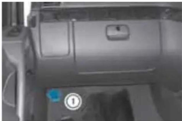 Mercedes-Benz V-Class (2011) - ボンネットを開く - 1