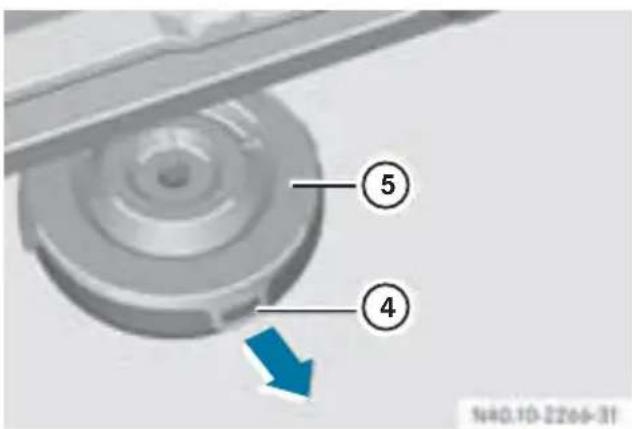Mercedes-Benz V-Class (2011) - 応急用スペアタイヤを取り出す - 3