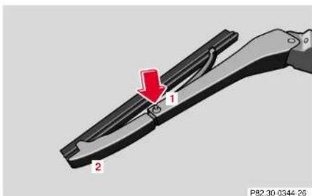 Mercedes-Benz SL-Class (2002) - 258Replacing wiper blade - 1