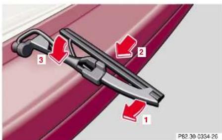 Mercedes-Benz SL-Class (2002) - 258Replacing wiper blade - 2
