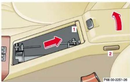 Mercedes-Benz SL-Class (2002) - Separate locking of storage compartments - 2