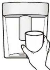 HAIER HBM-686WWD - Prima di usare il dispencer dell'acqua per la prima volta, rimuovere e pulire la vaschetta per l'acqua, posizionata all'interno del frigorifero. - 4