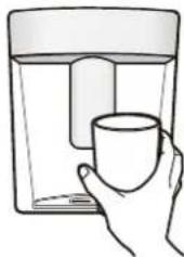 HAIER HBM-686SWD - Prima di usare il dispencer dell'acqua per la prima volta, rimuovere e pulire la vaschetta per l'acqua, posizionata all'interno del frigorifero. - 4