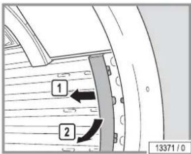 Soltron XXS-30 - Cleaning or replacing UV lamps and filter panels in the canopy - 5
