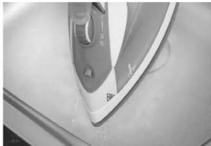 Lakeland Easy Fill 24442 - SELF-CLEANING YOUR IRON - 1