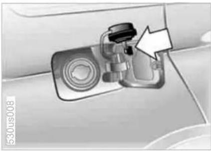 BMW X5 4.4i (2005) - Refueling - 1